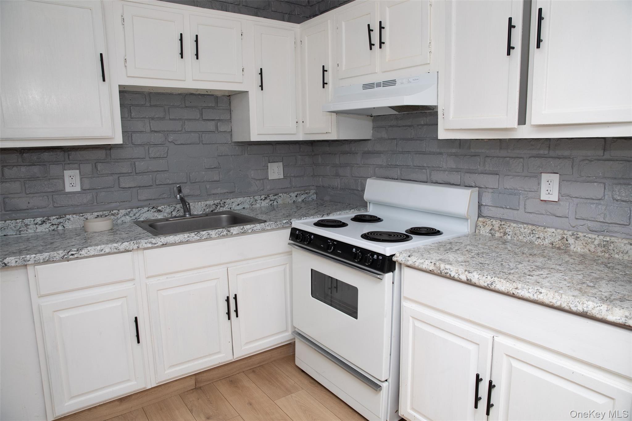 Condo Jamestown Suffolk County, NY 11961, MLS-950772-11