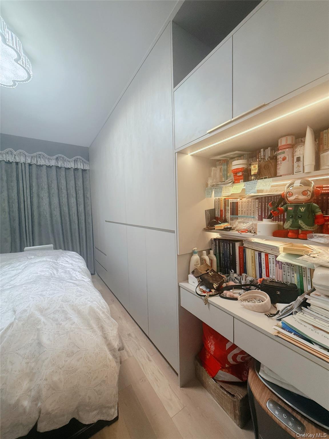 Condo 40th  Queens, NY 11354, MLS-950815-9