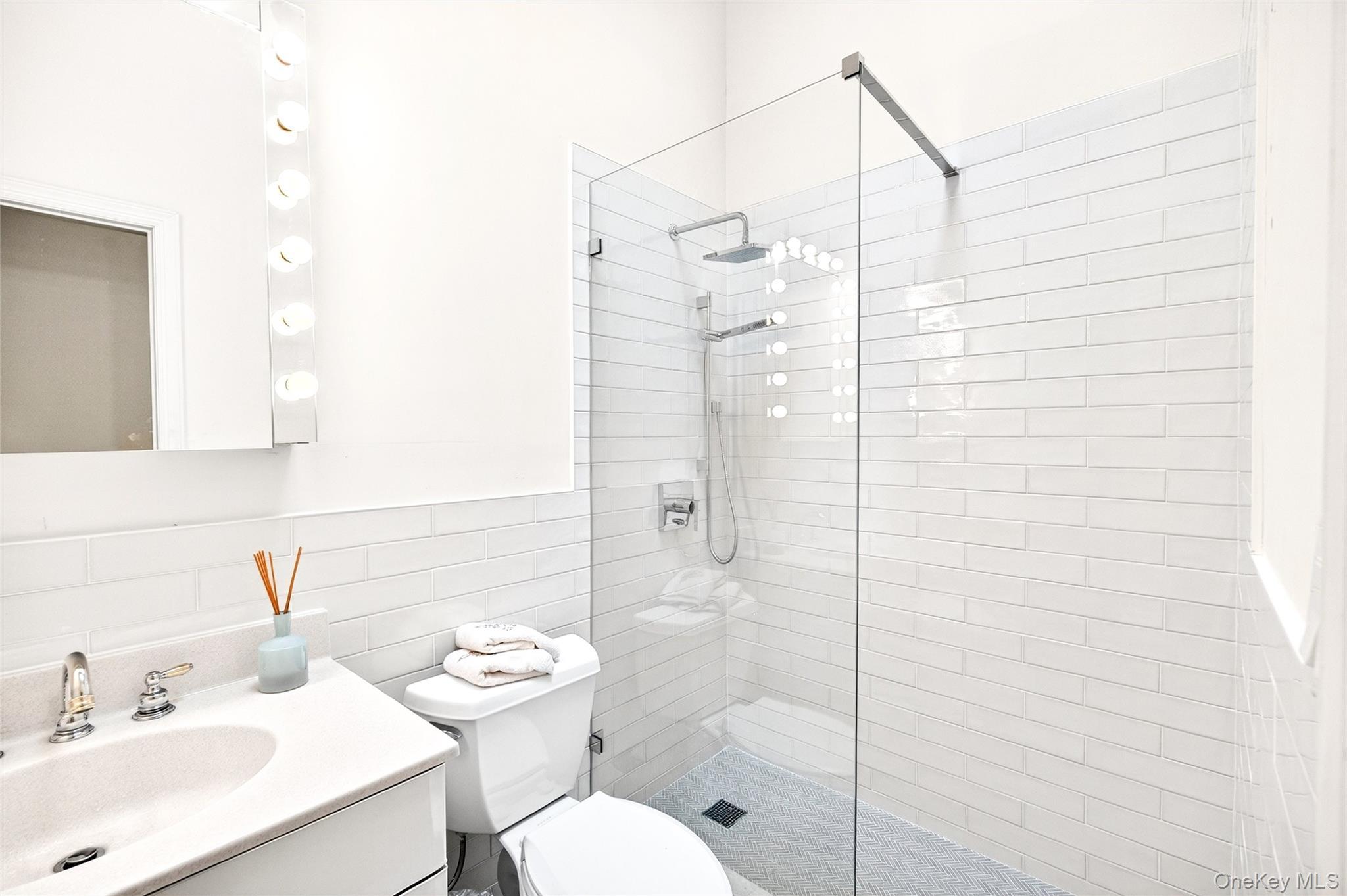 Single Family Country Club  Bronx, NY 10465, MLS-950954-28