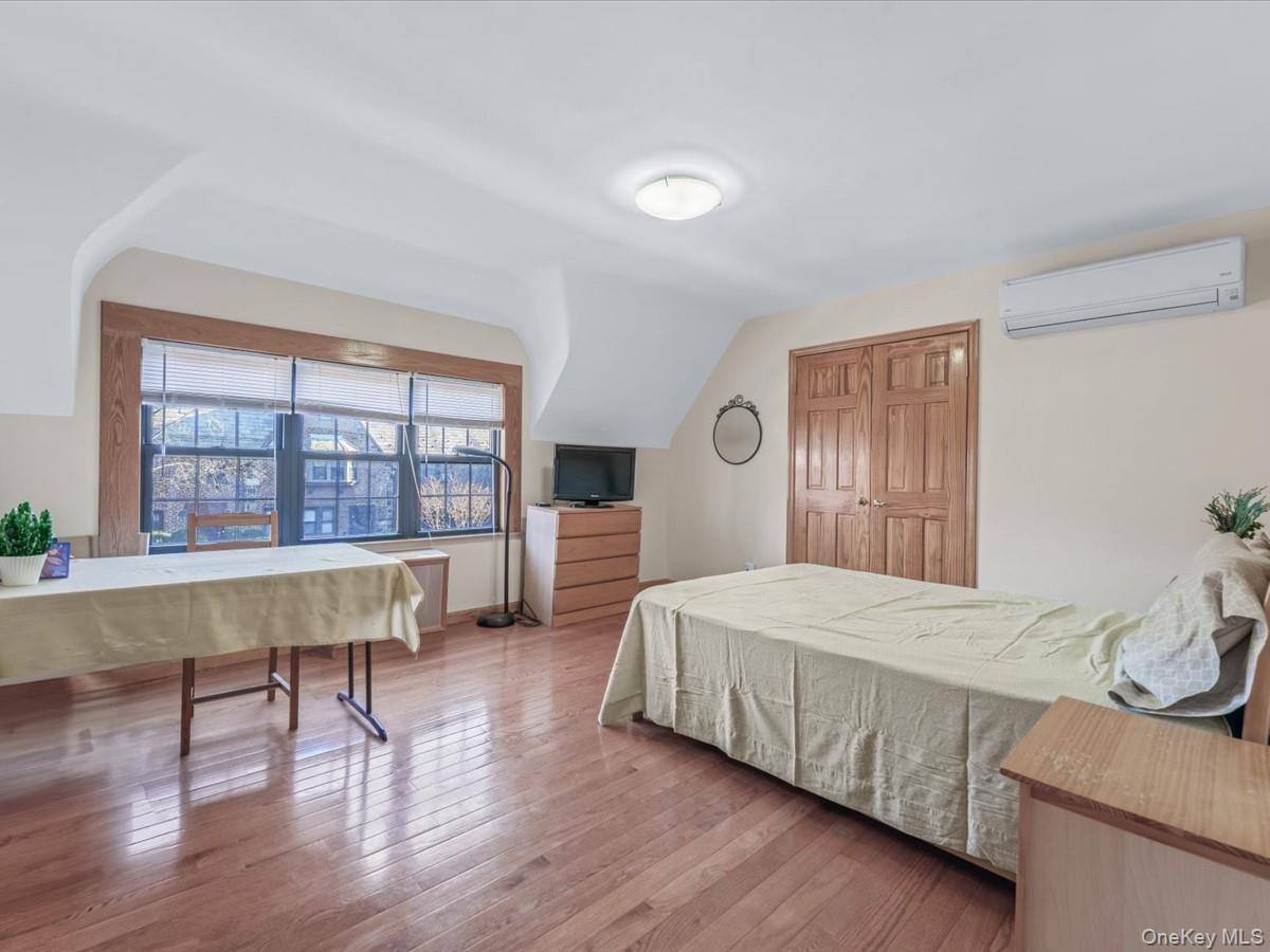 Single Family 75th  Queens, NY 11375, MLS-951103-12