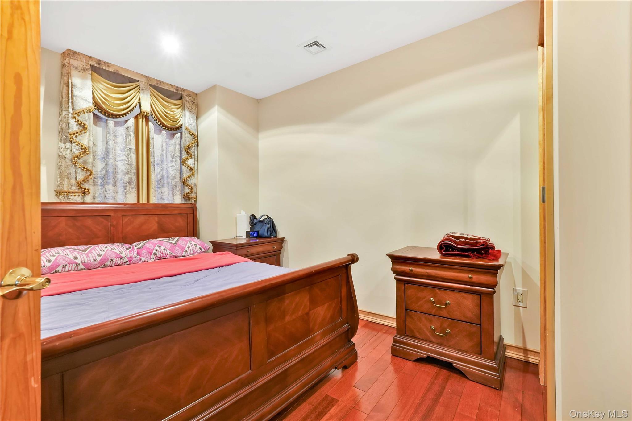 Single Family Morgan Bronx, NY 10469, MLS-951446-20