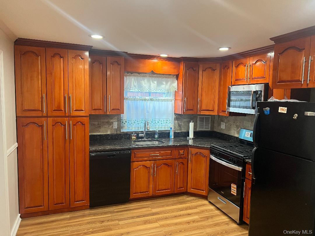 Single Family Cohancy  Queens, NY 11414, MLS-951643-5