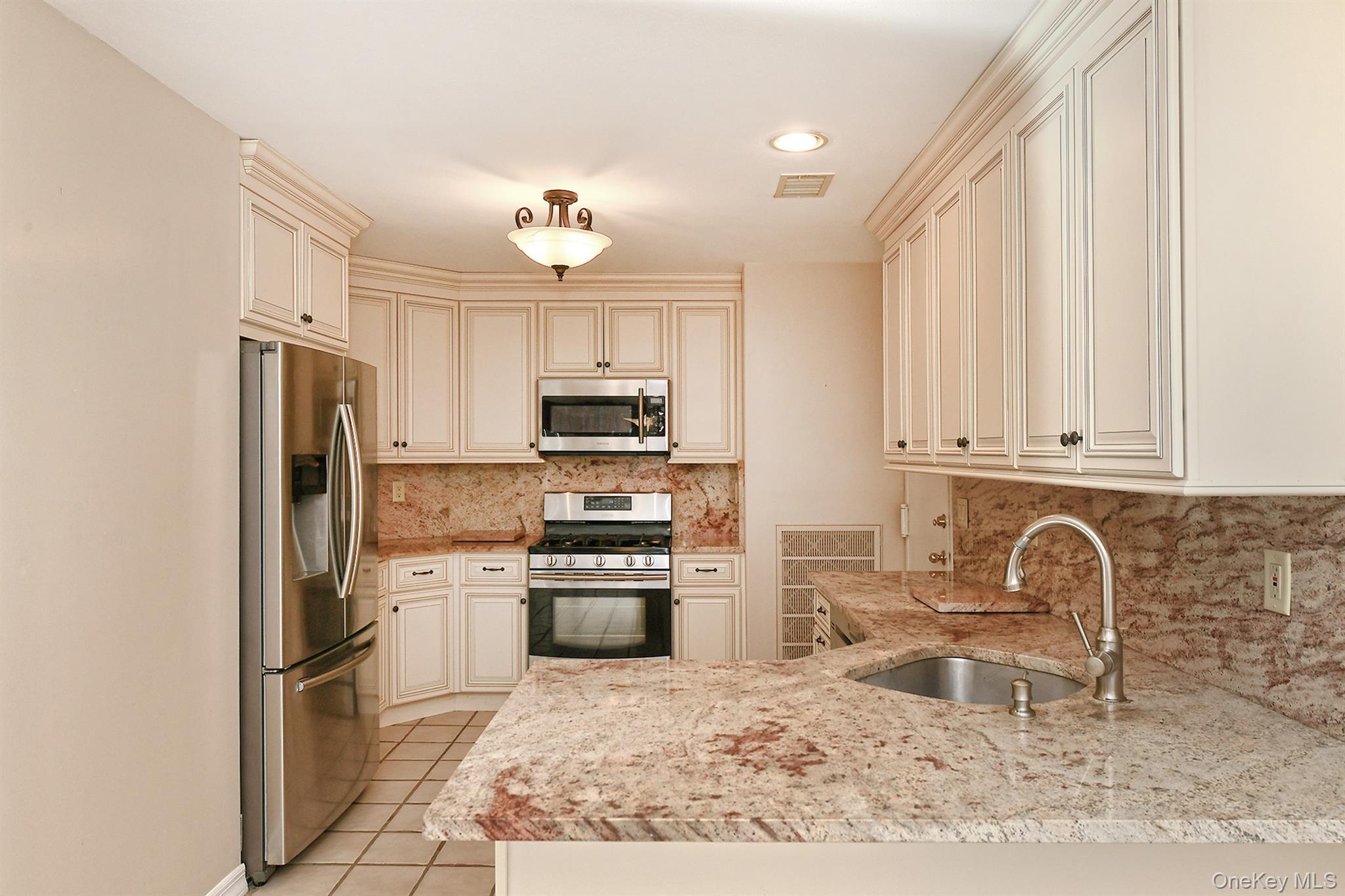 Condo Lakebridge  Suffolk County, NY 11754, MLS-951819-11