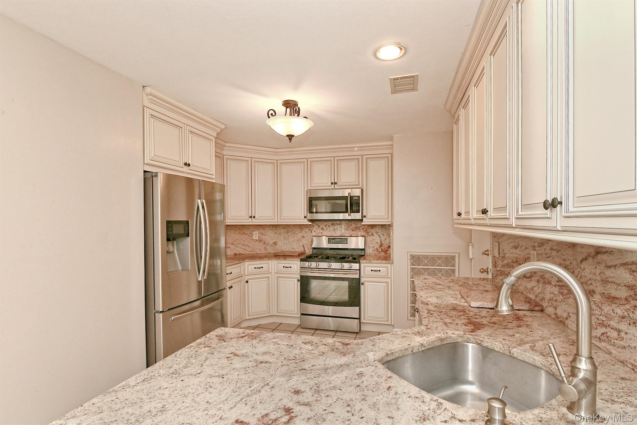 Condo Lakebridge  Suffolk County, NY 11754, MLS-951819-12