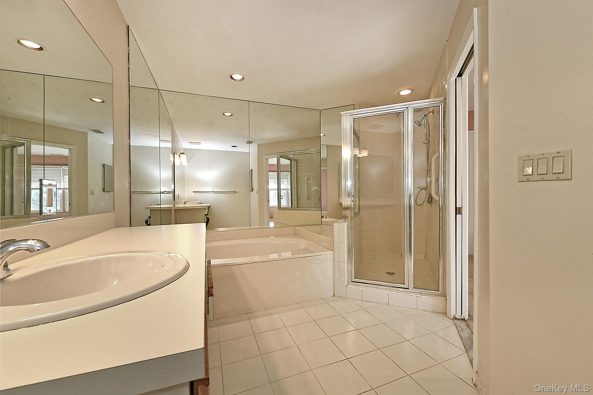 Condo Lakebridge  Suffolk County, NY 11754, MLS-951819-22