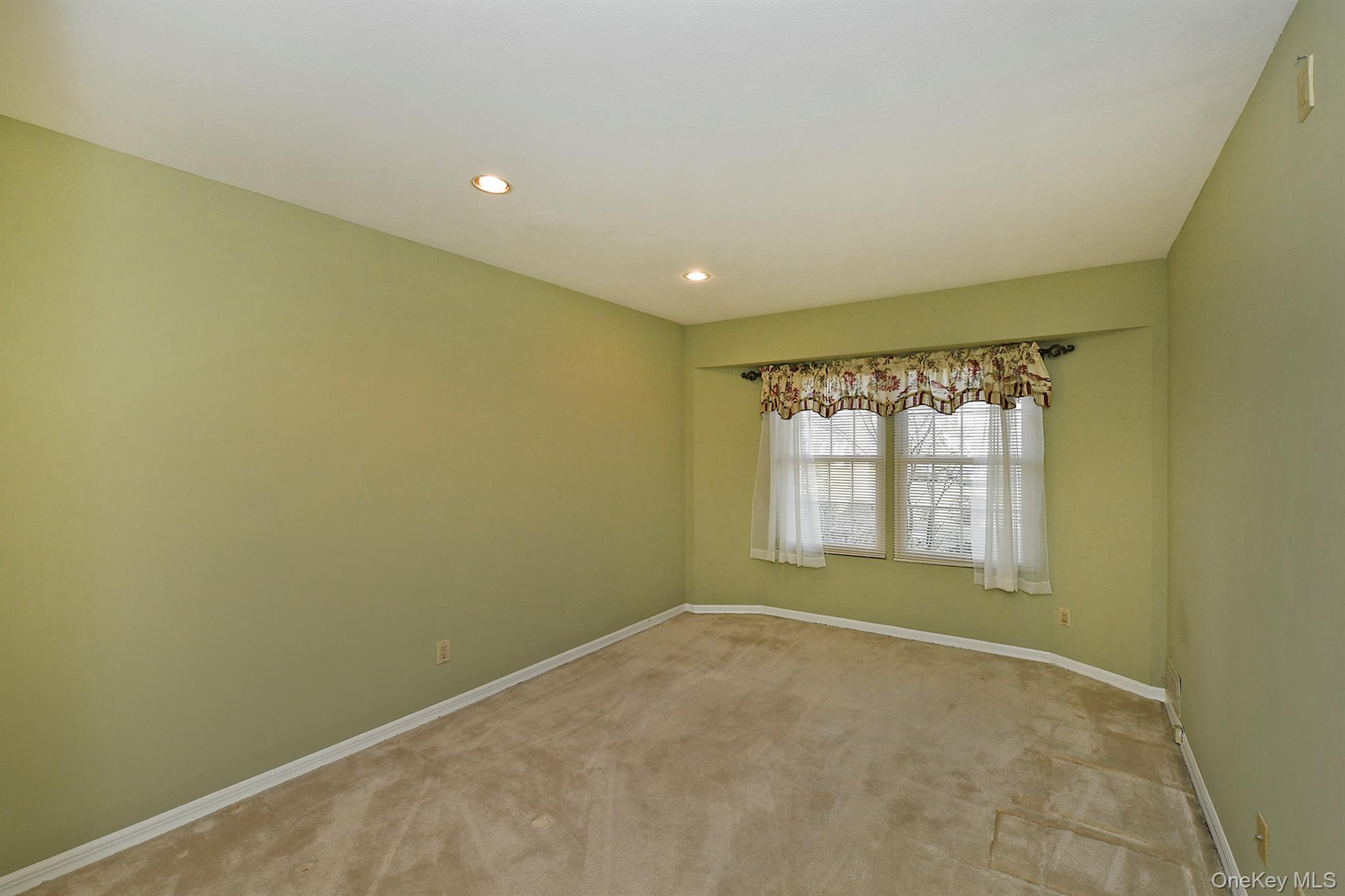 Condo Lakebridge  Suffolk County, NY 11754, MLS-951819-23