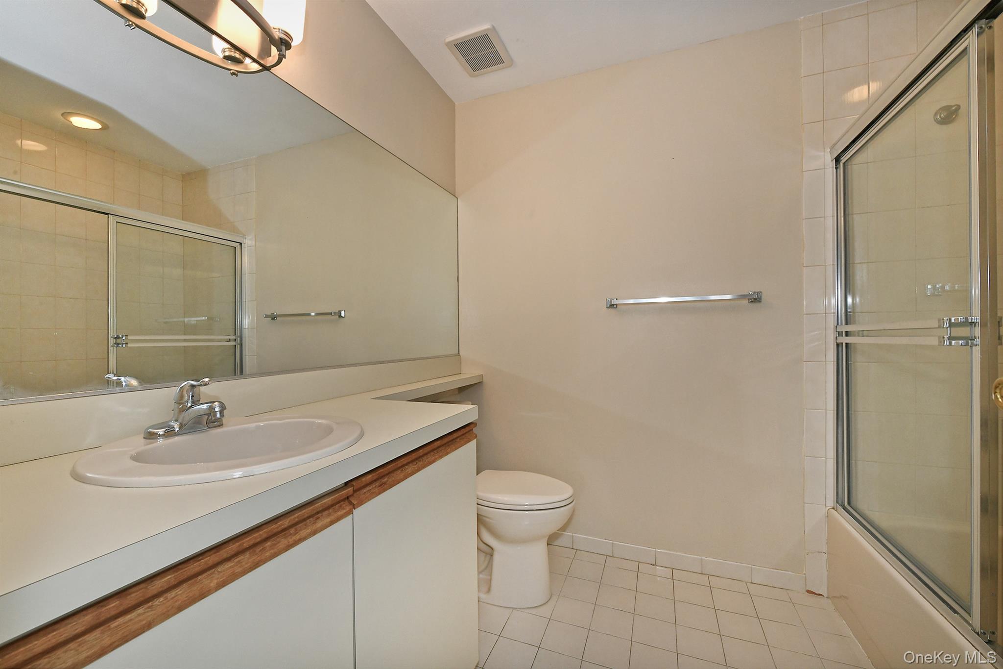 Condo Lakebridge  Suffolk County, NY 11754, MLS-951819-24