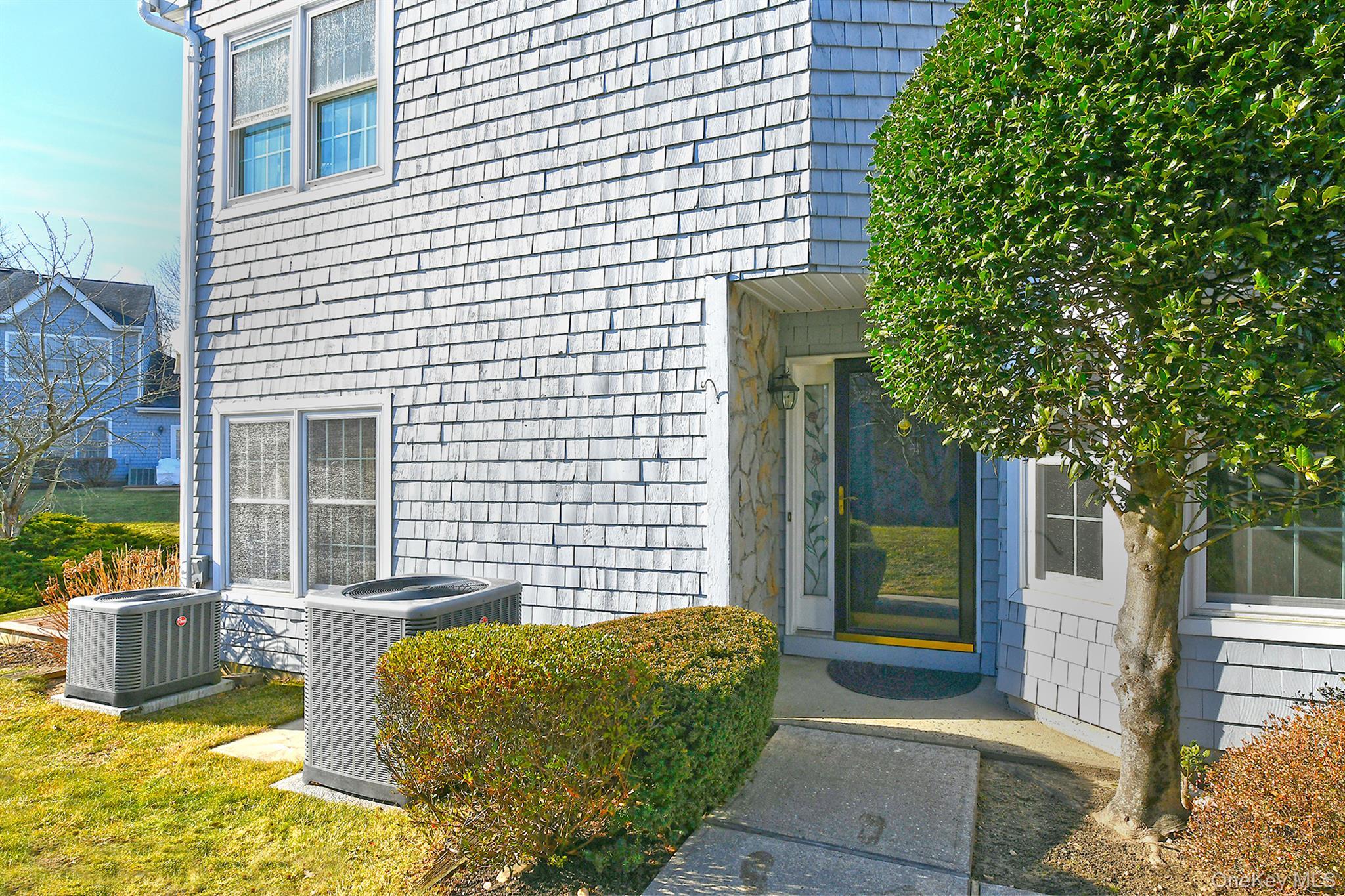 Condo Lakebridge  Suffolk County, NY 11754, MLS-951819-3