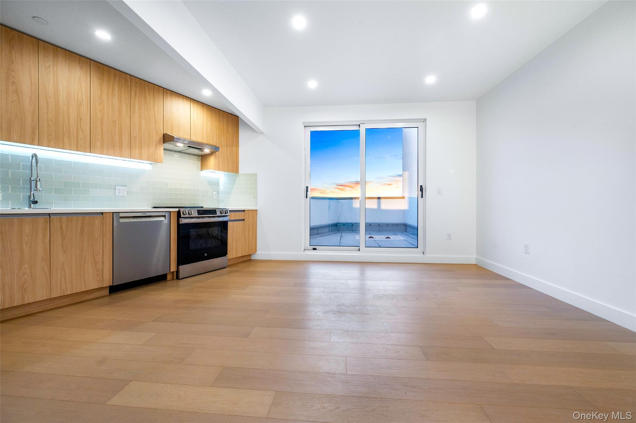 Condo Northern Blvd  Queens, NY 11354, MLS-951940-6