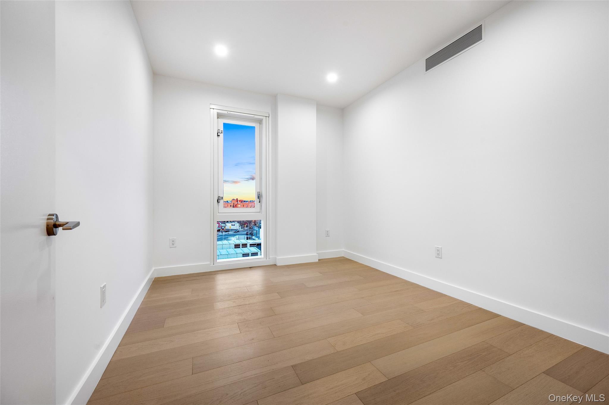 Condo Northern Blvd  Queens, NY 11354, MLS-951940-7