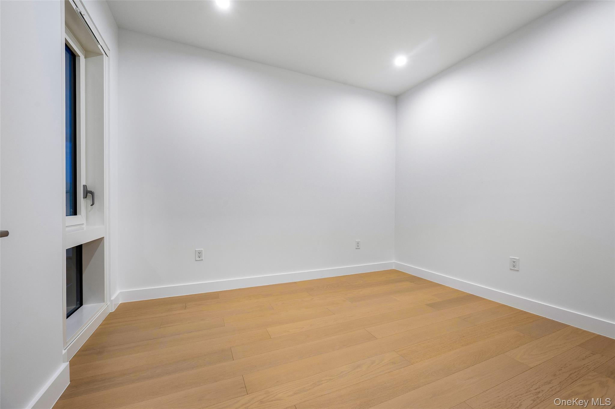 Condo Northern Blvd  Queens, NY 11354, MLS-951944-7