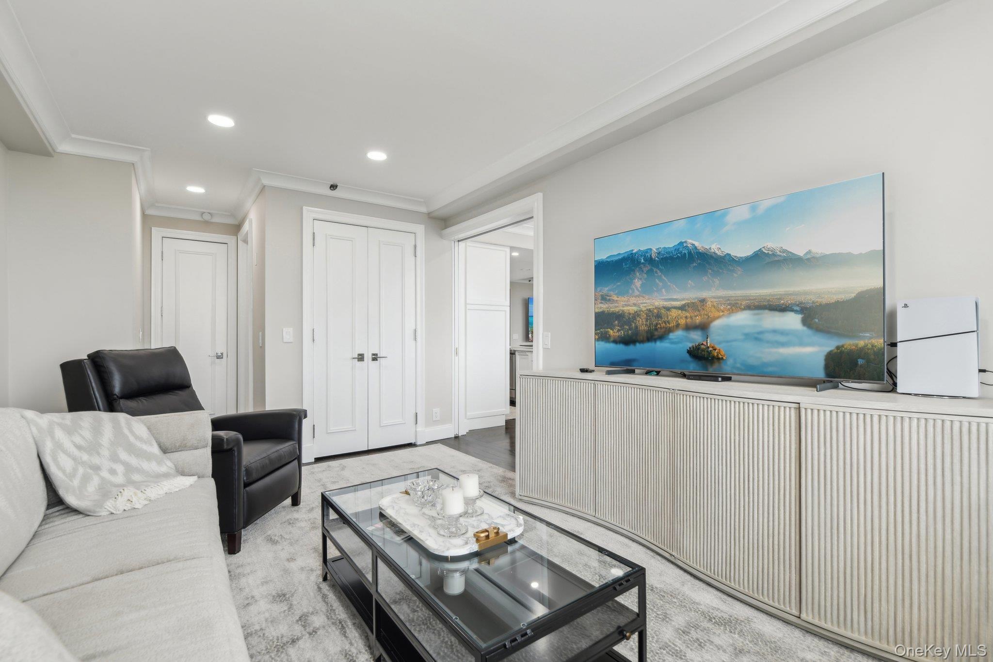 Condo Hilton  Nassau County, NY 11530, MLS-952273-20