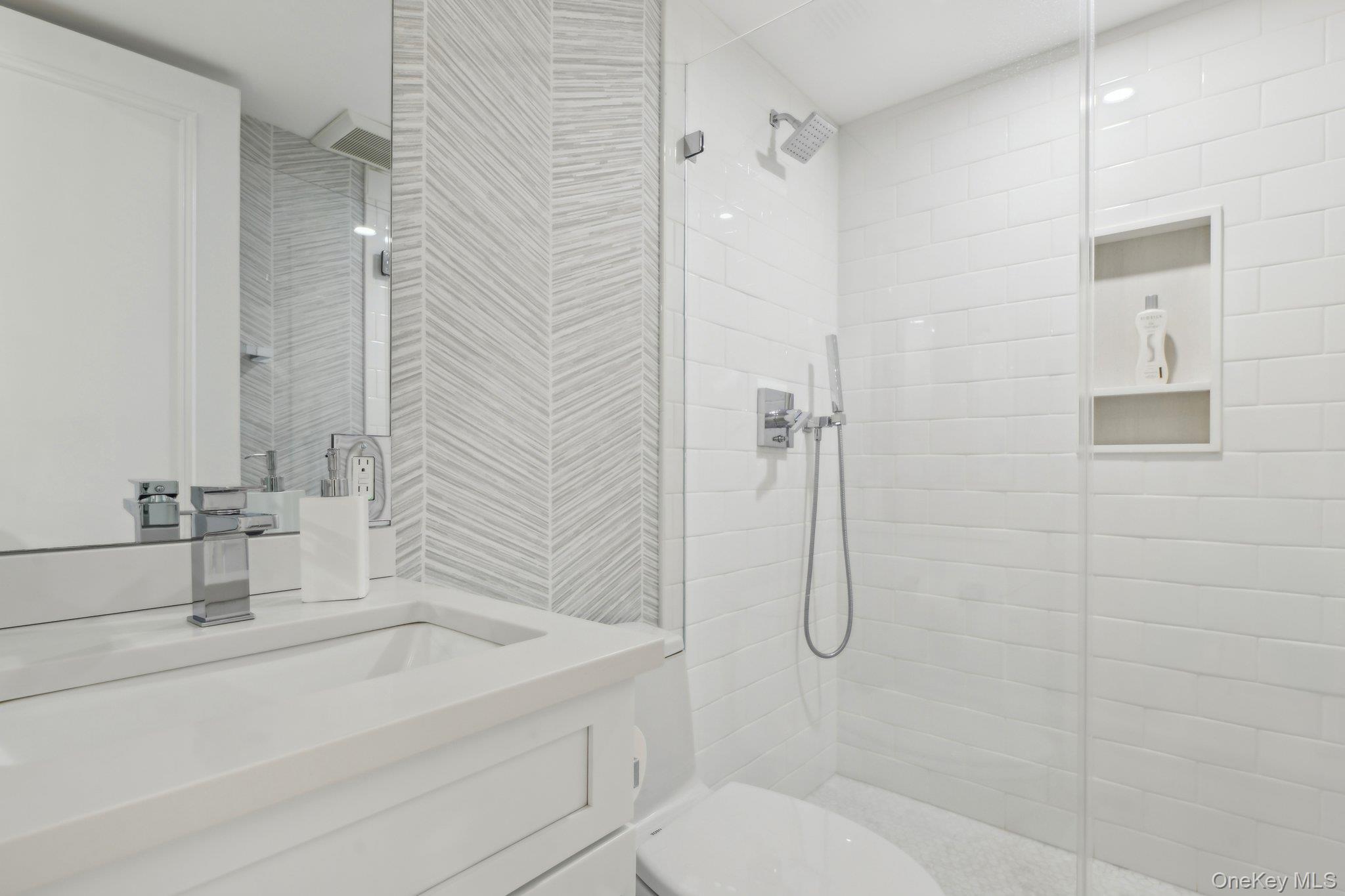 Condo Hilton  Nassau County, NY 11530, MLS-952273-21