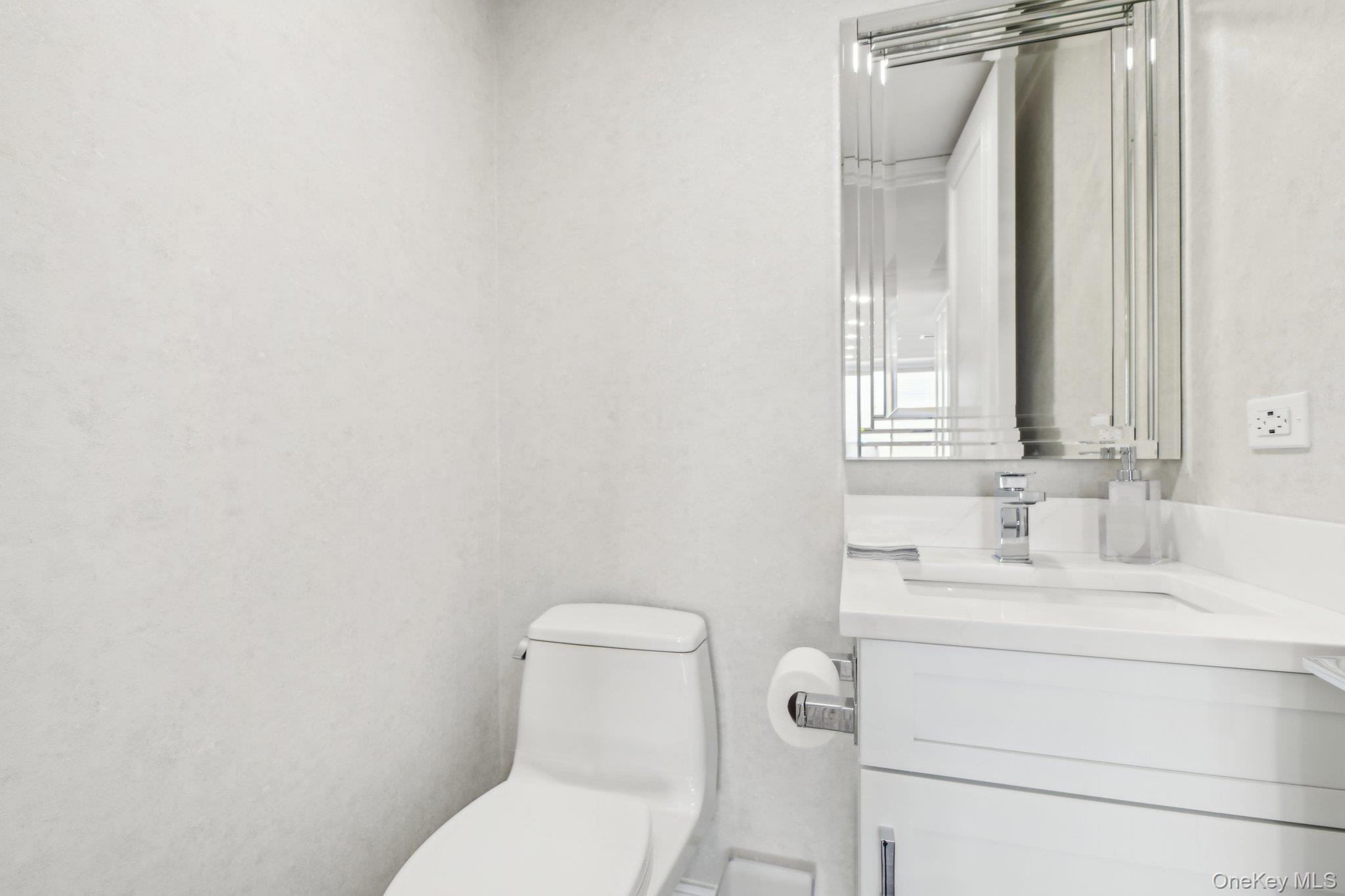 Condo Hilton  Nassau County, NY 11530, MLS-952273-32