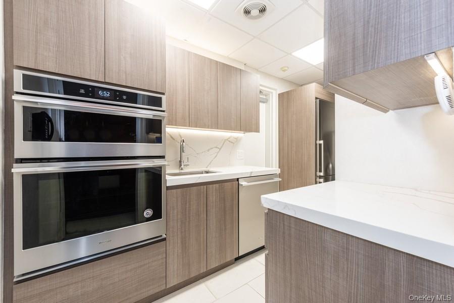 Condo Hilton  Nassau County, NY 11530, MLS-952273-43