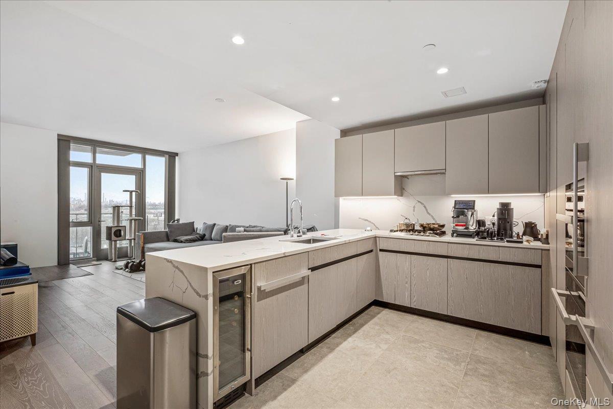 Condo 37th  Queens, NY 11354, MLS-952282-8