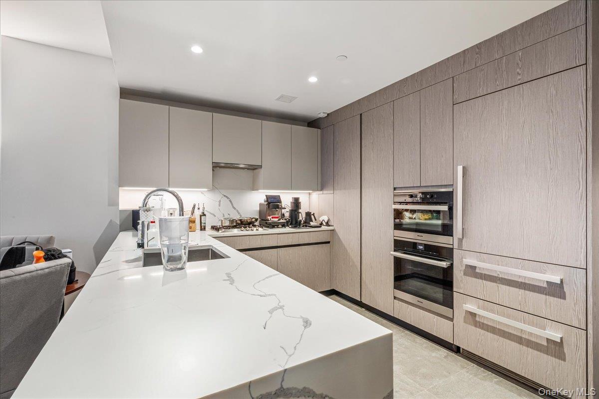 Condo 37th  Queens, NY 11354, MLS-952282-9