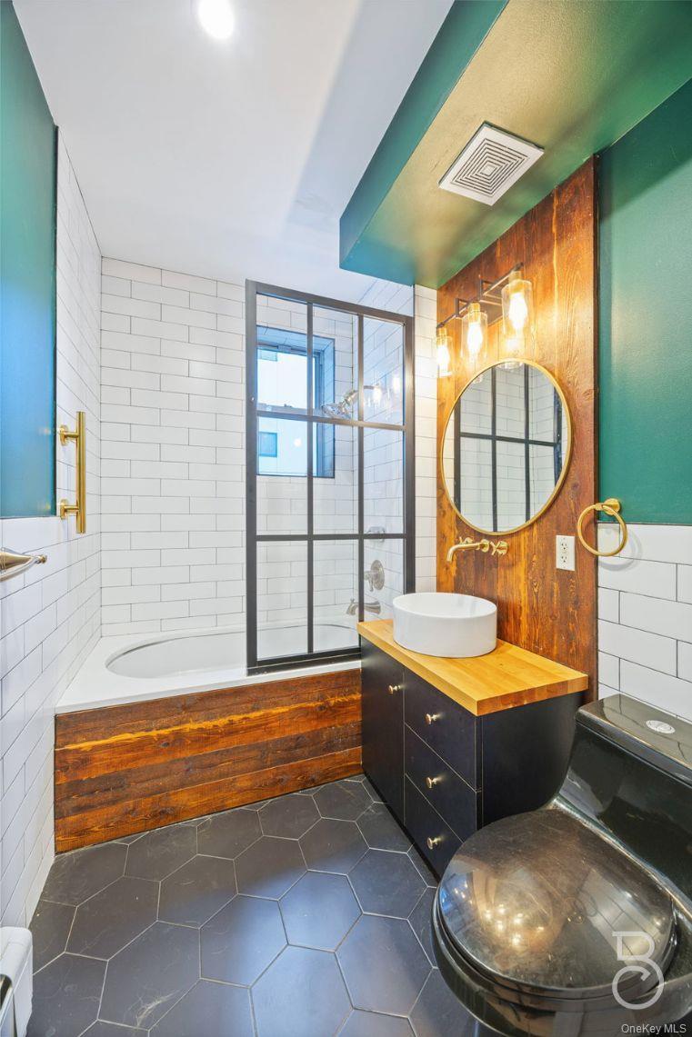 Condo Newtown Queens, NY 11102, MLS-952521-12