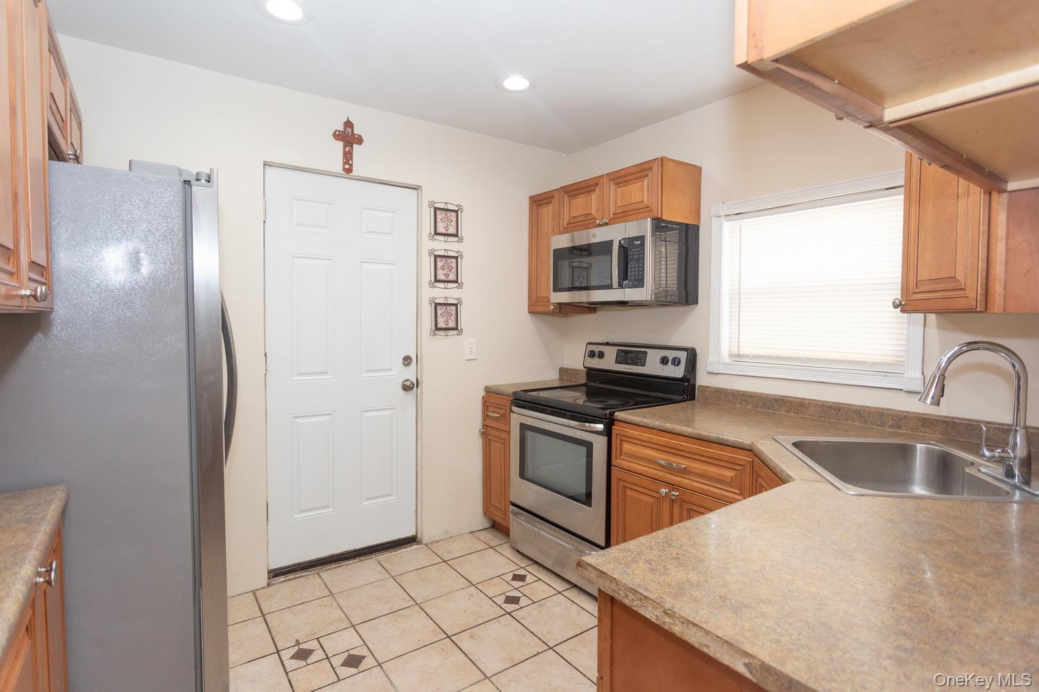 Single Family Walnut Suffolk County, NY 11798, MLS-955111-5