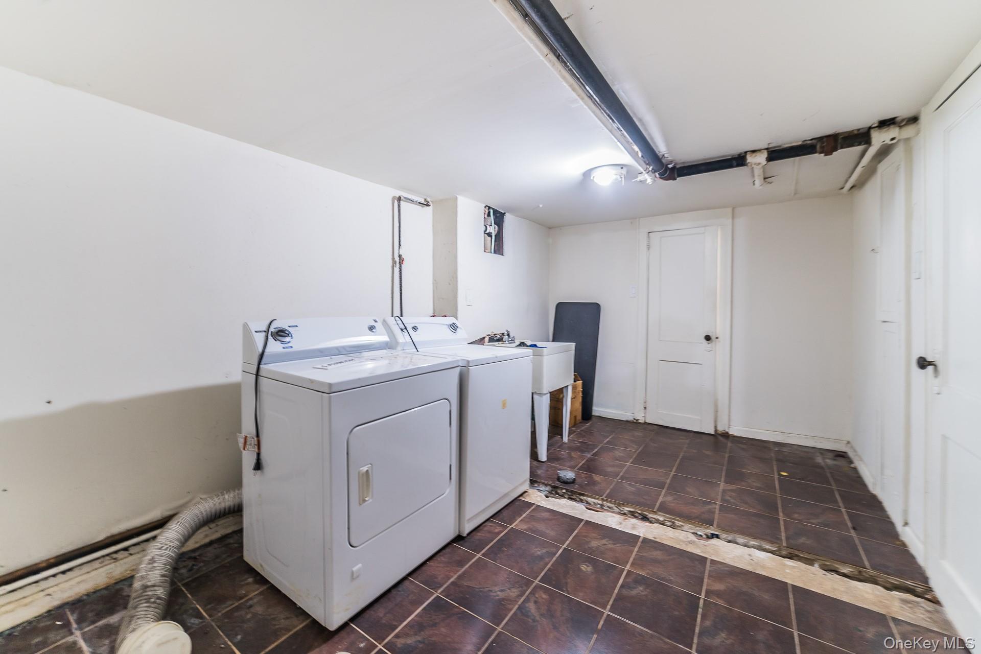 Single Family Leslie  Queens, NY 11434, MLS-955360-24