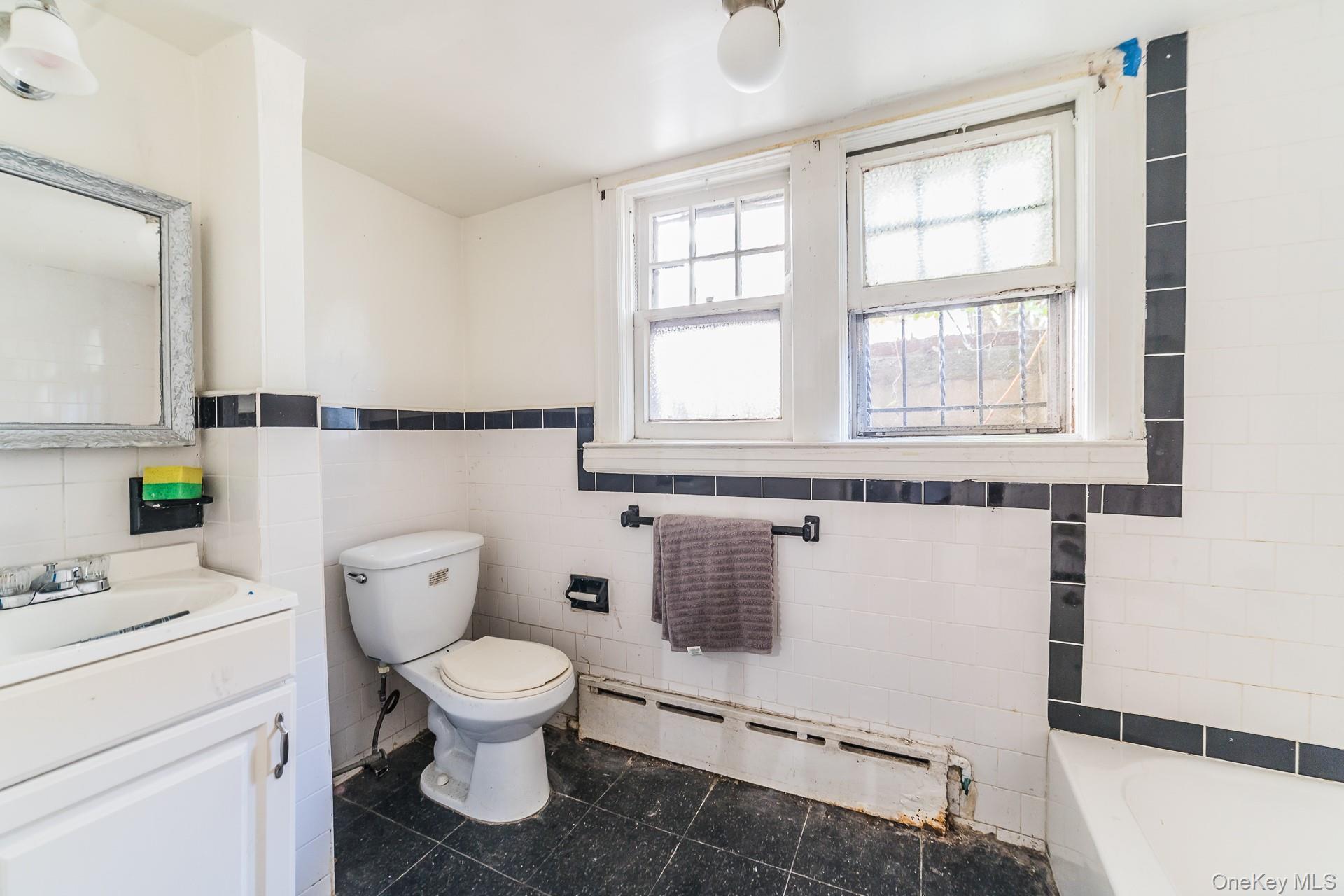 Single Family Leslie  Queens, NY 11434, MLS-955360-25