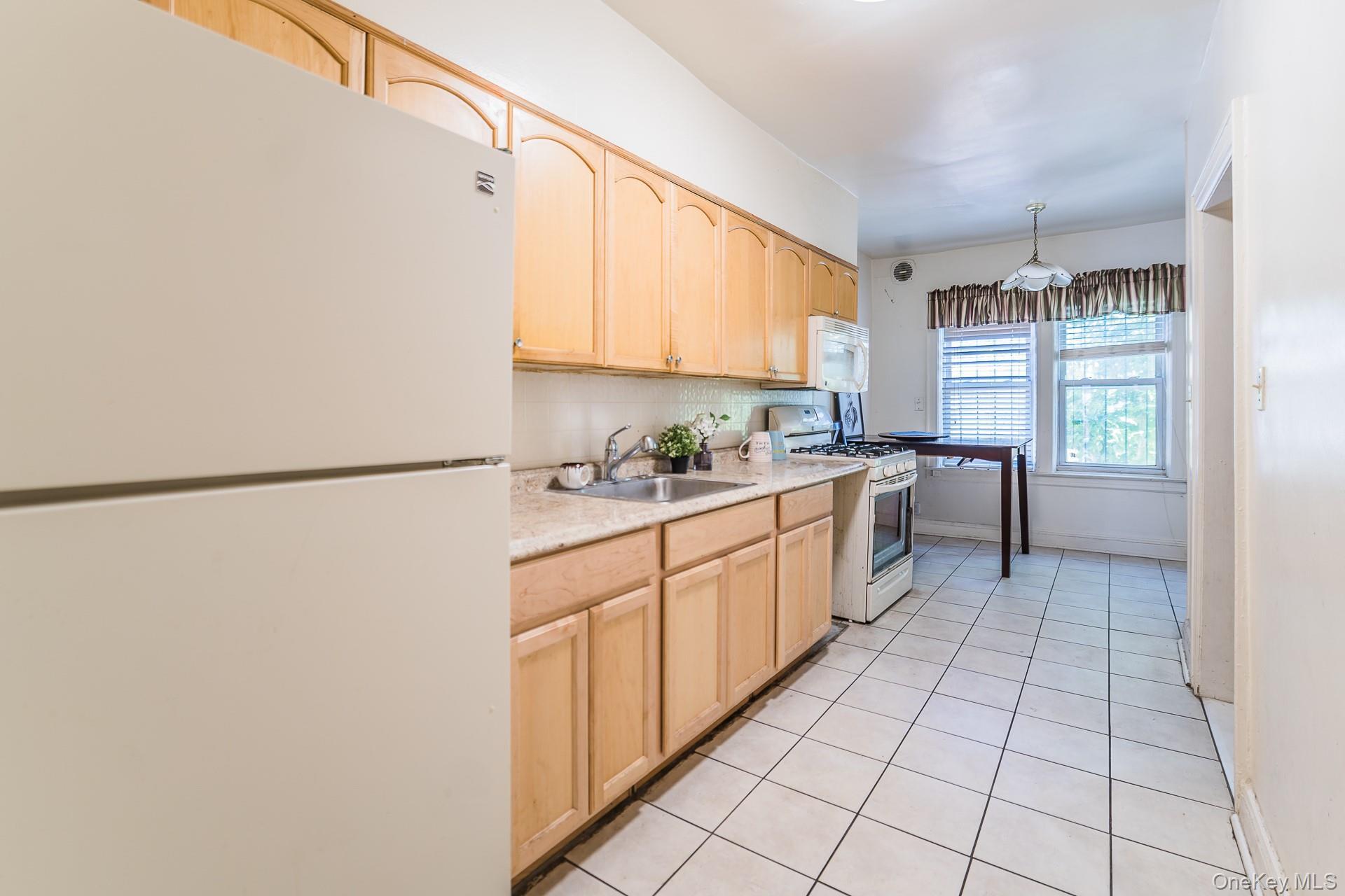 Single Family Leslie  Queens, NY 11434, MLS-955360-8