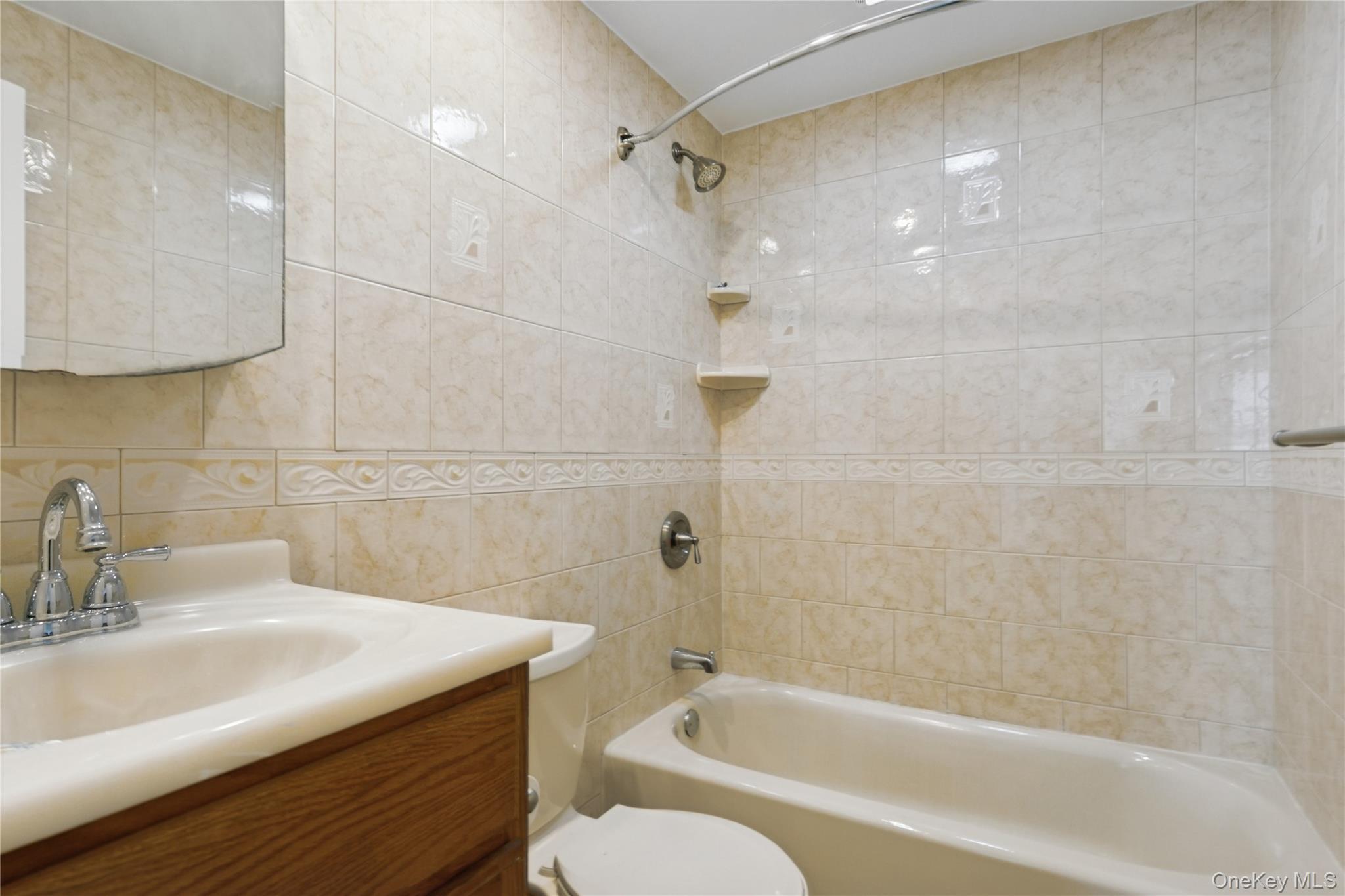 Condo Broadway Nassau County, NY 11561, MLS-955410-14