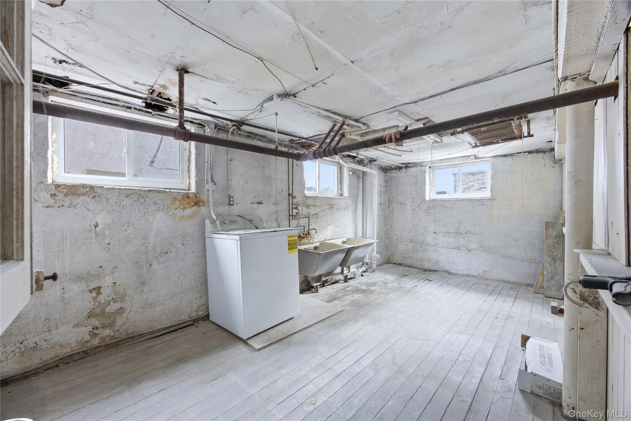 Single Family Riverside  Queens, NY 11357, MLS-955428-24