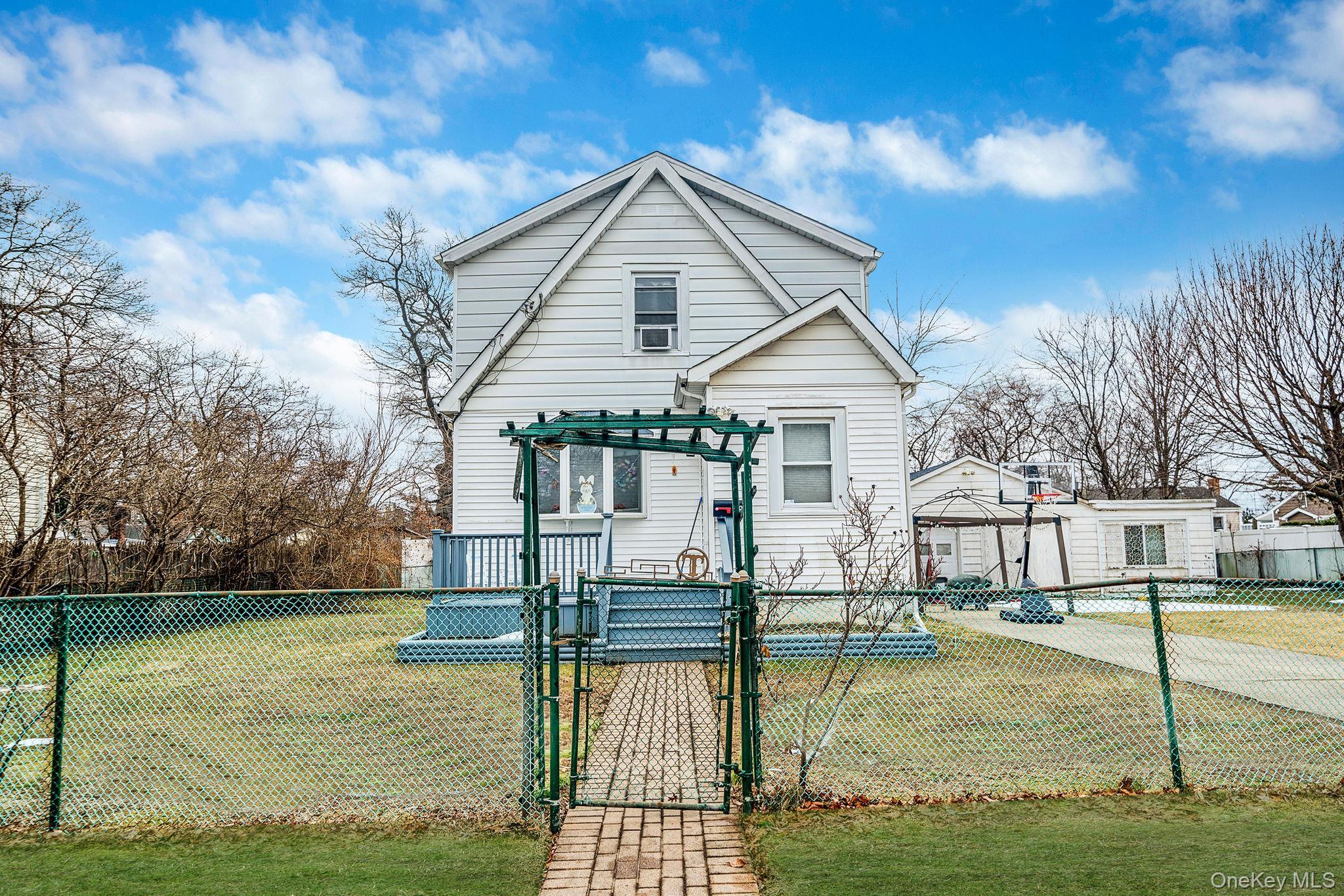 Single Family 25th  Suffolk County, NY 11726, MLS-955502-2