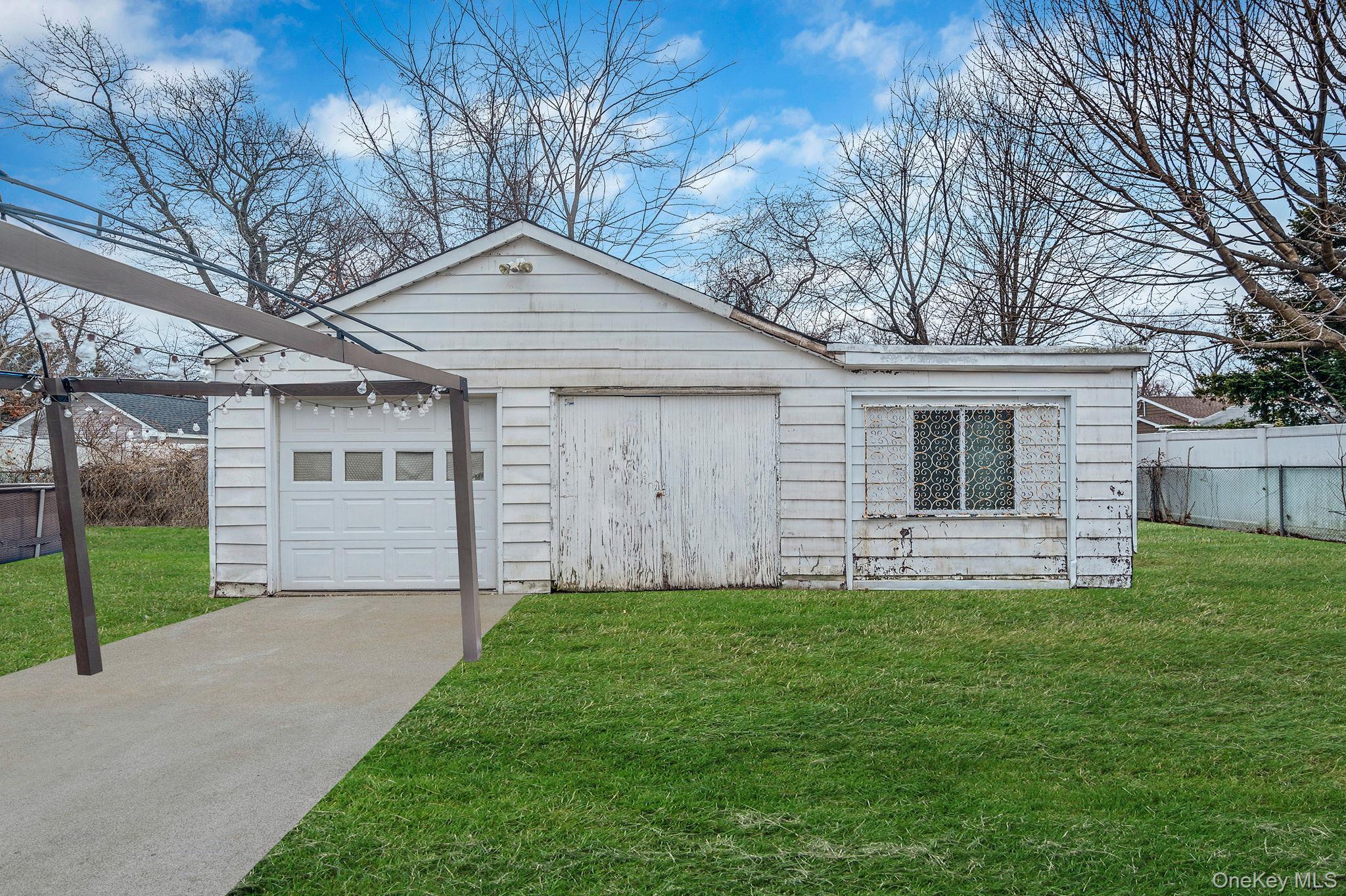 Single Family 25th  Suffolk County, NY 11726, MLS-955502-28