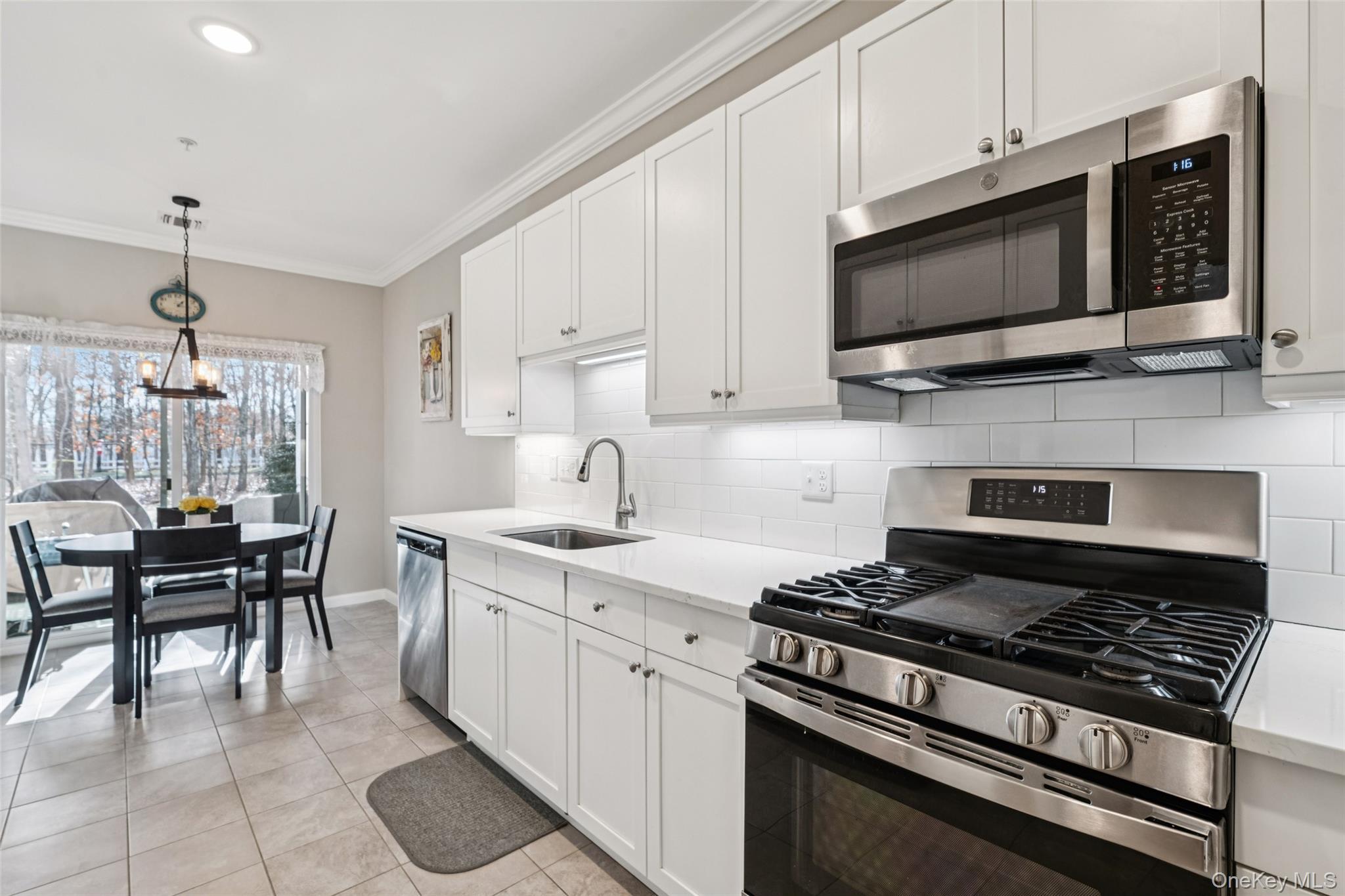 Condo Greentree  Suffolk County, NY 11967, MLS-955814-11