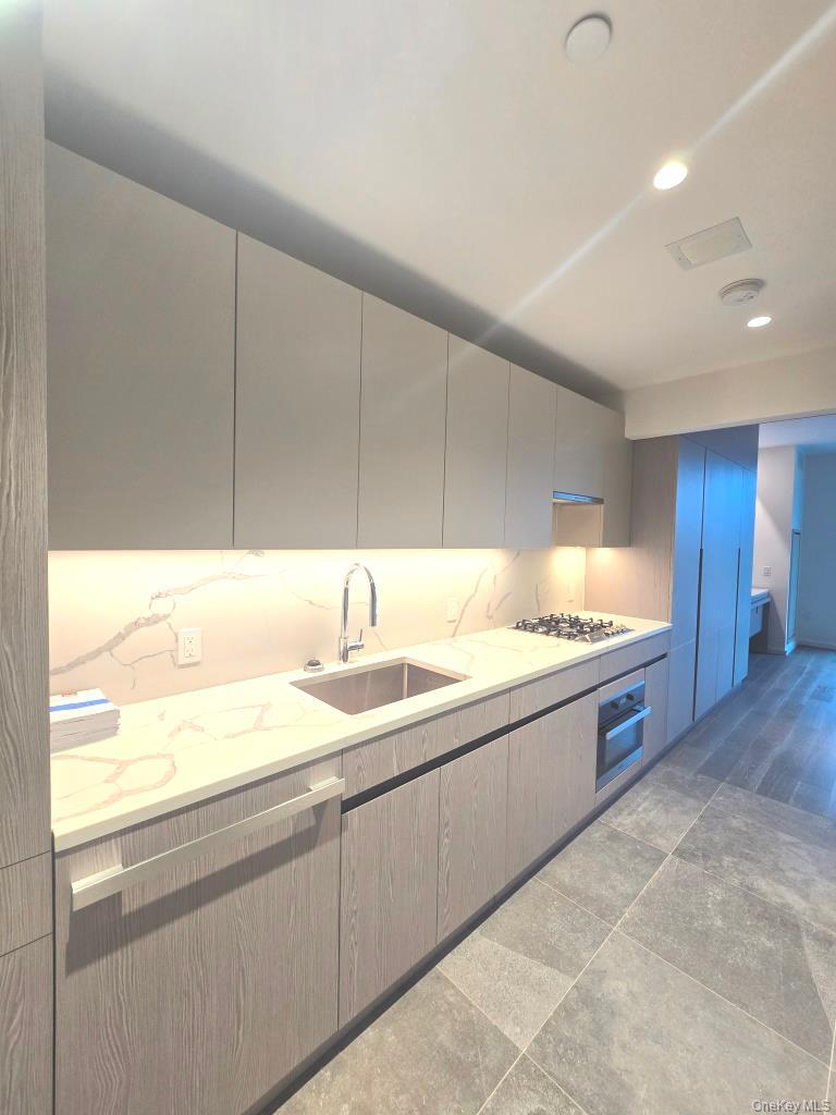 Condo 37th  Queens, NY 11354, MLS-955969-2