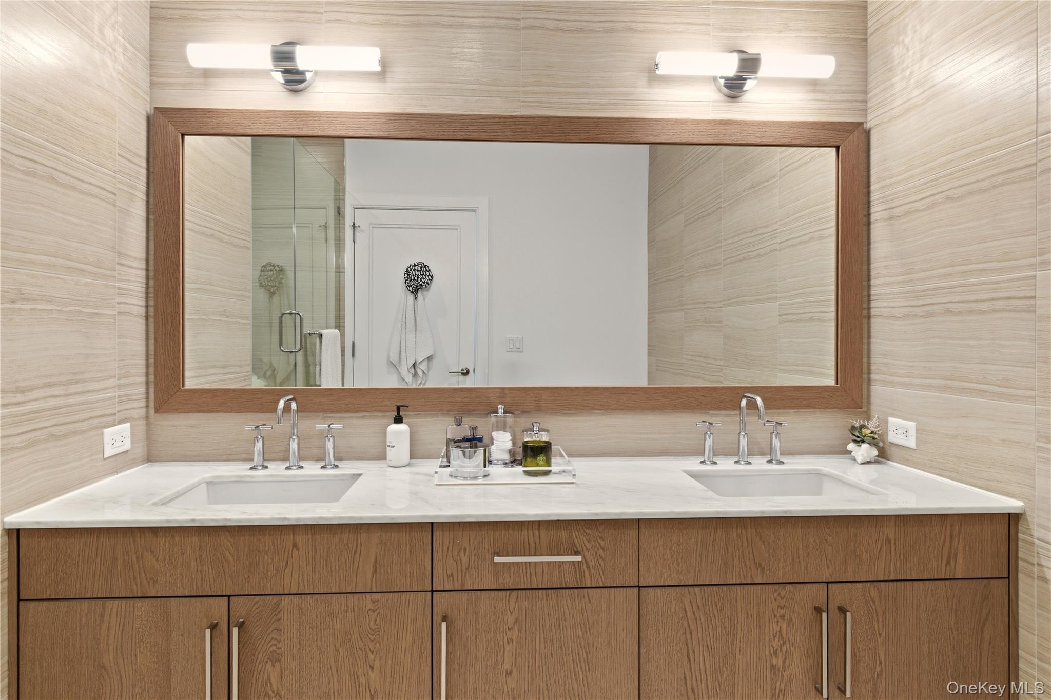 Condo Garvies Point  Nassau County, NY 11542, MLS-957314-17