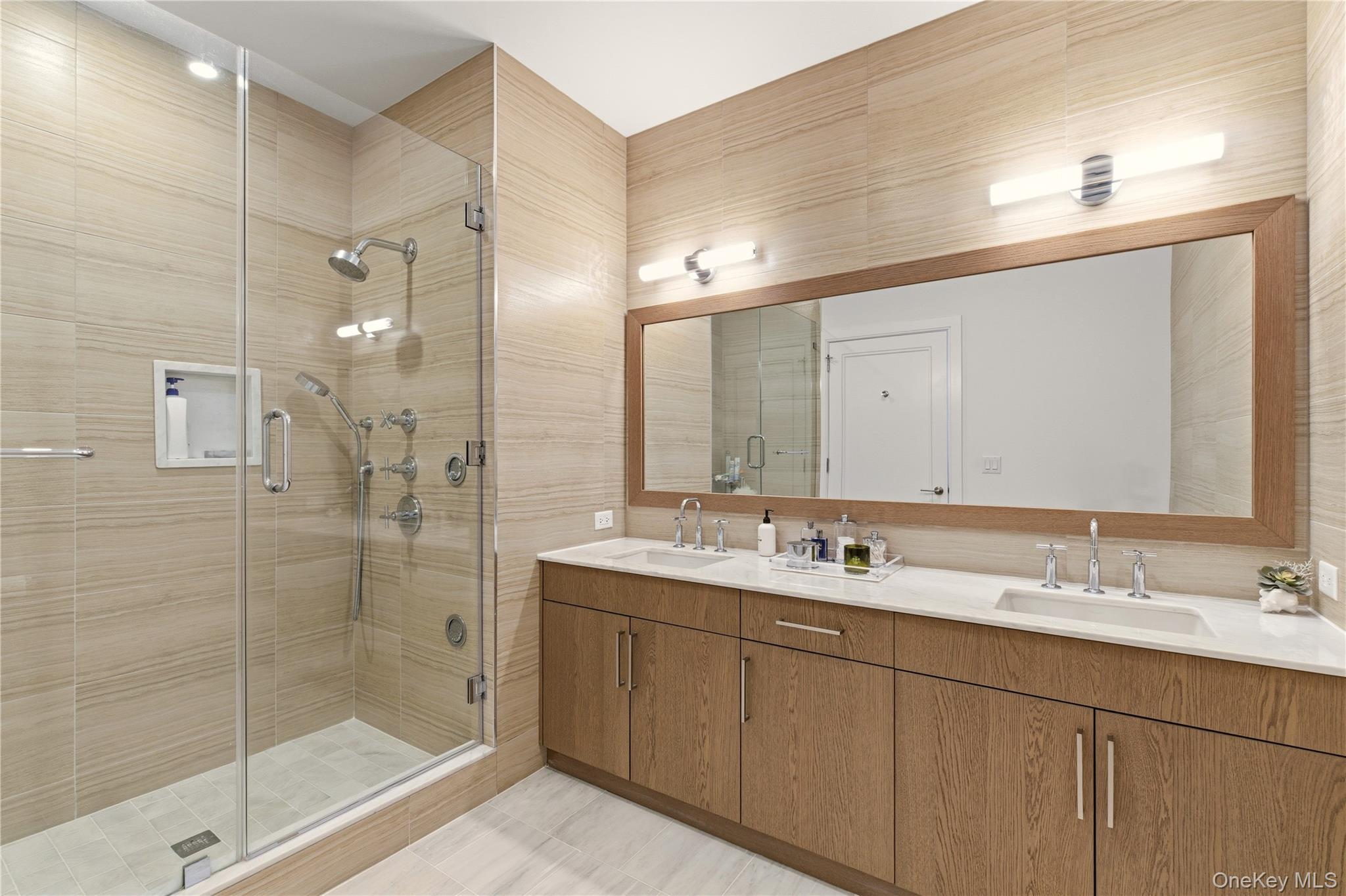 Condo Garvies Point  Nassau County, NY 11542, MLS-957314-18