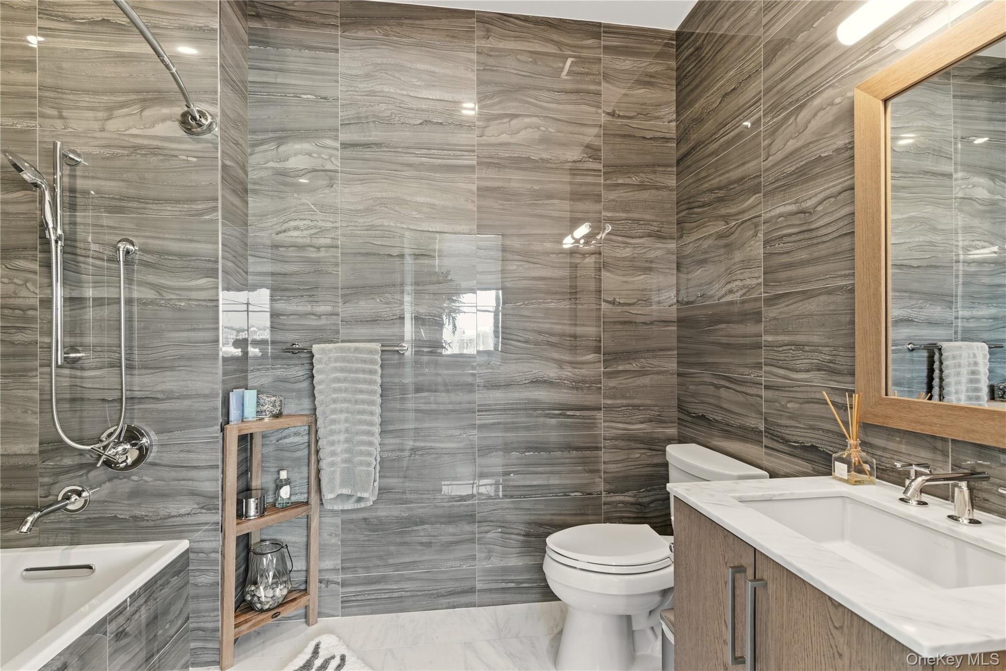 Condo Garvies Point  Nassau County, NY 11542, MLS-957314-20