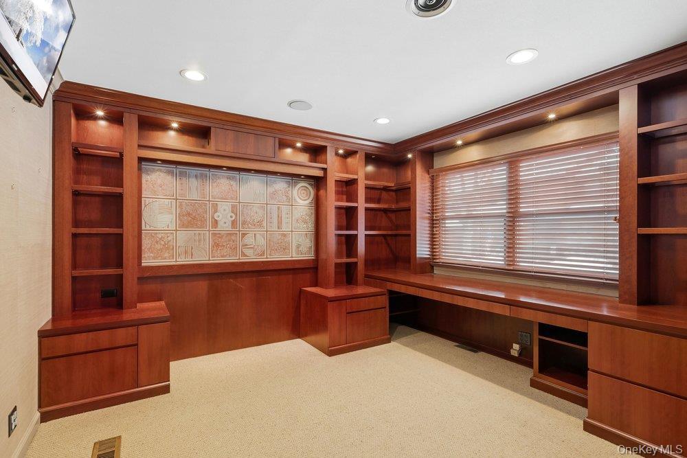 Condo Hunt  Nassau County, NY 11753, MLS-957543-20