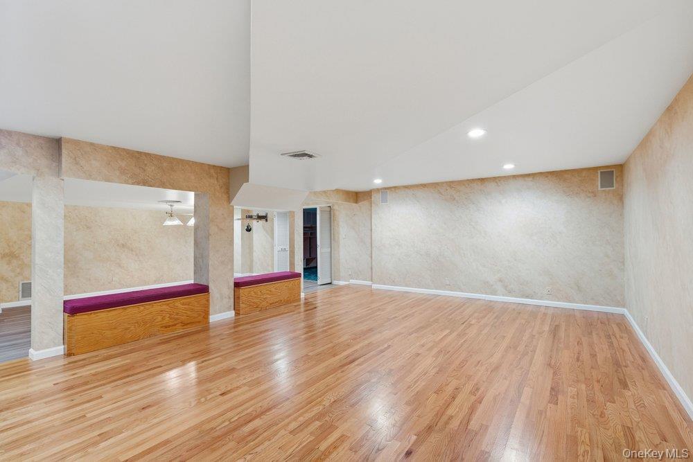 Condo Hunt  Nassau County, NY 11753, MLS-957543-25