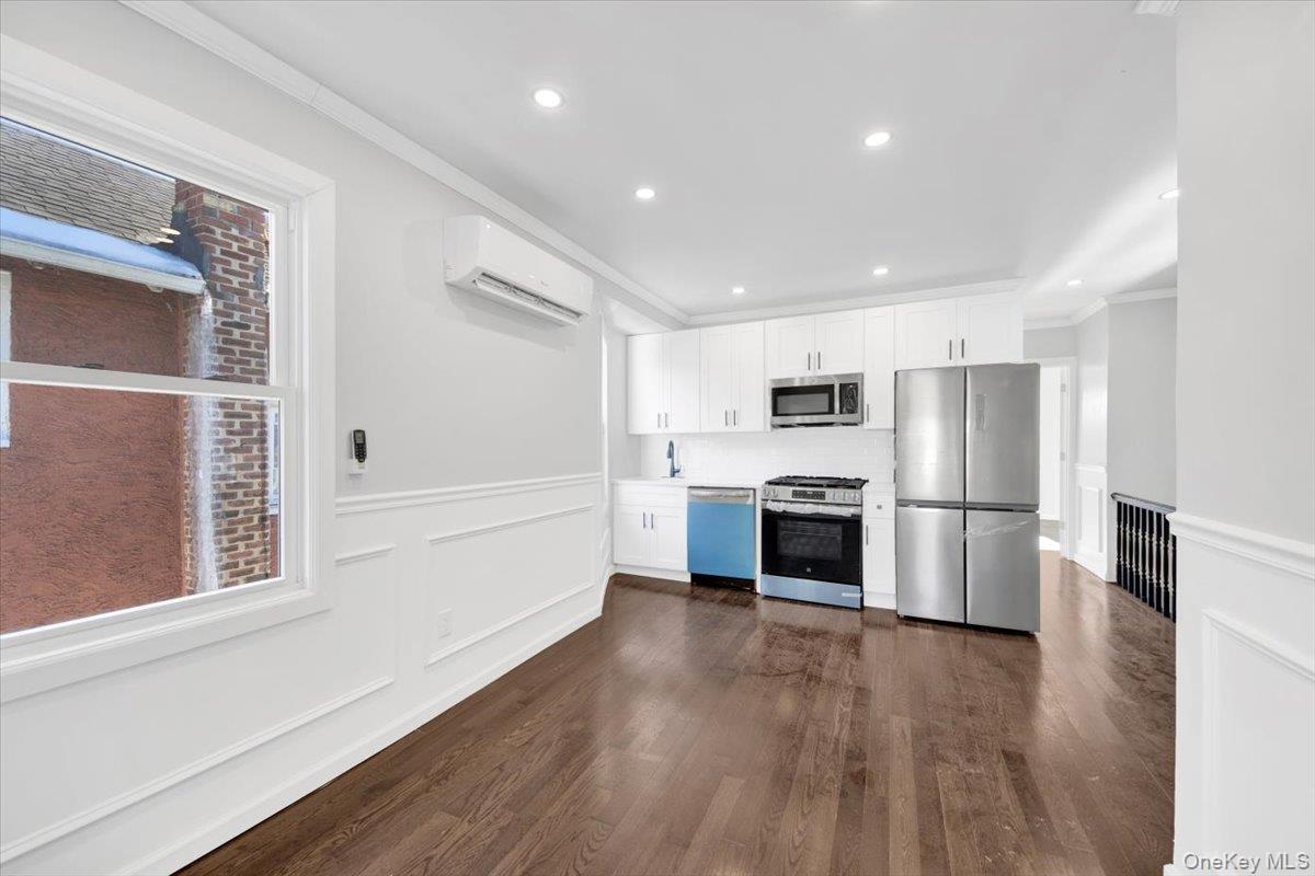 Single Family Penfield  Bronx, NY 10470, MLS-958169-10