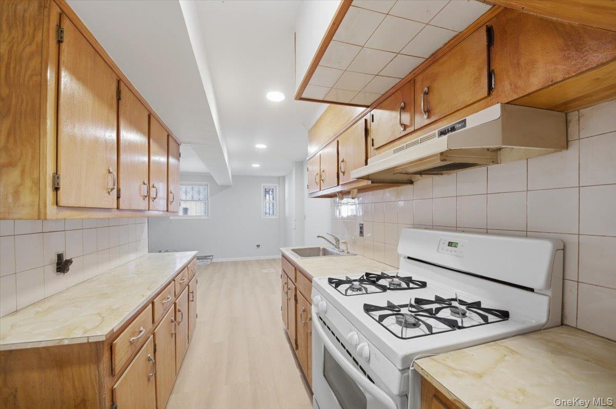 Single Family Baychester  Bronx, NY 10466, MLS-958454-17