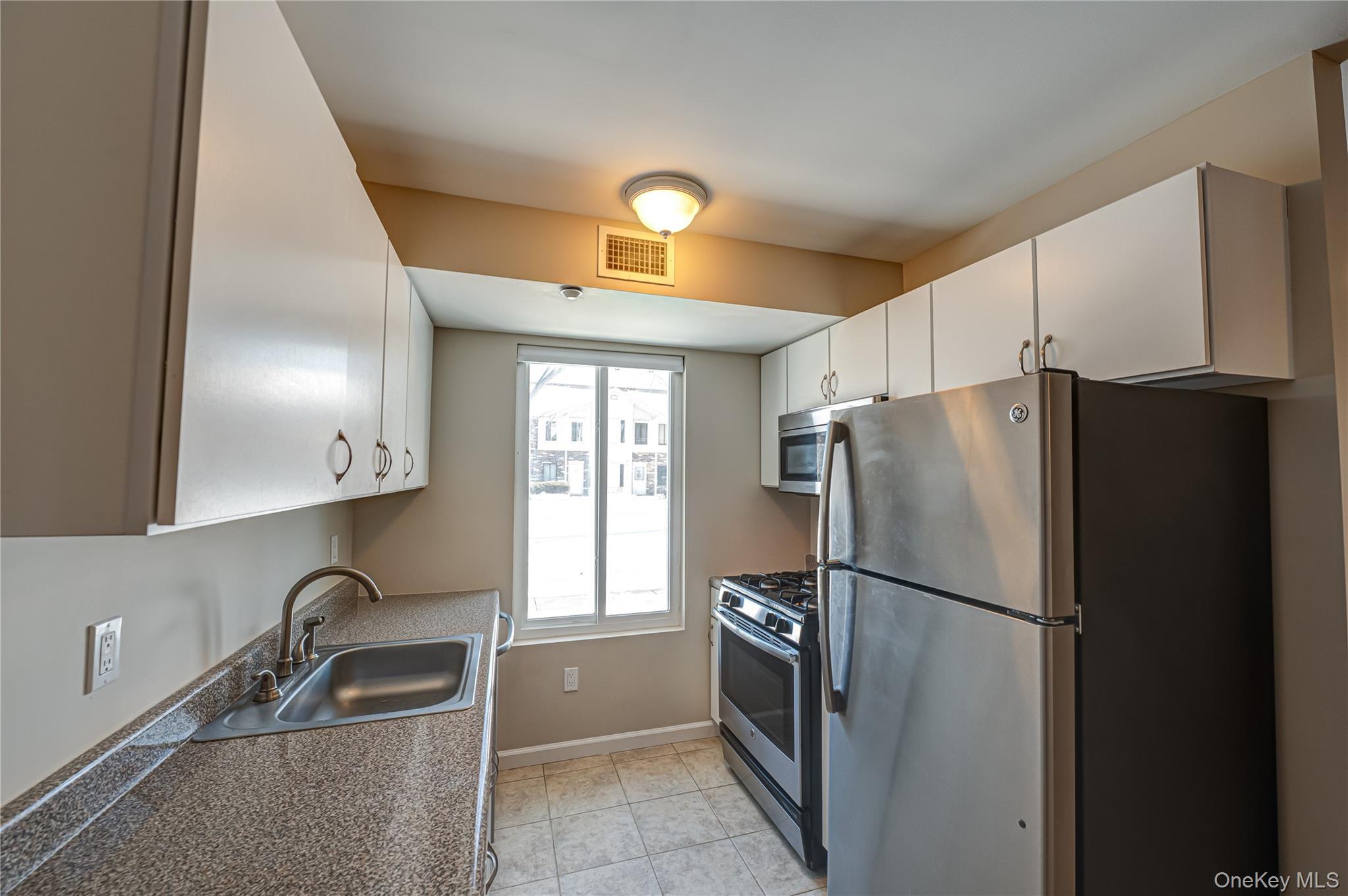 Coop El Camino Court  Suffolk County, NY 11727, MLS-958637-6