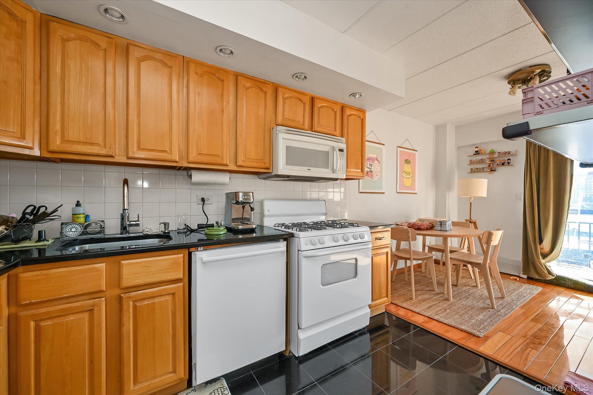 Condo Union  Queens, NY 11354, MLS-959707-8