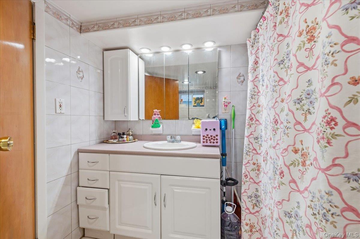 Single Family 69th  Queens, NY 11385, MLS-959750-18