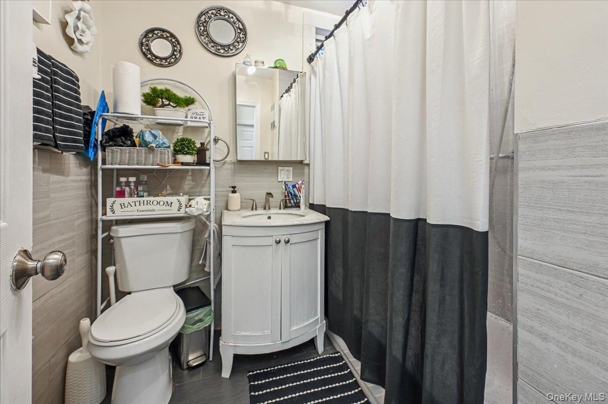 Single Family Stell  Bronx, NY 10469, MLS-959857-18