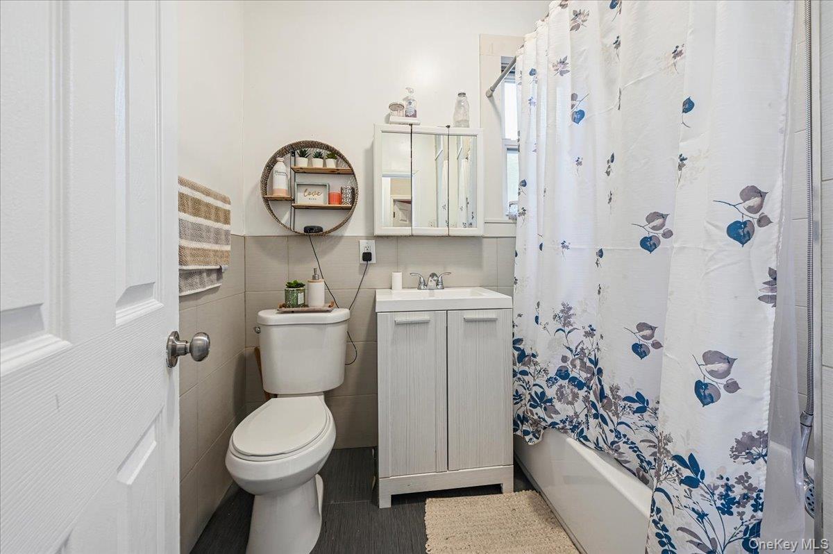 Single Family Stell  Bronx, NY 10469, MLS-959857-8