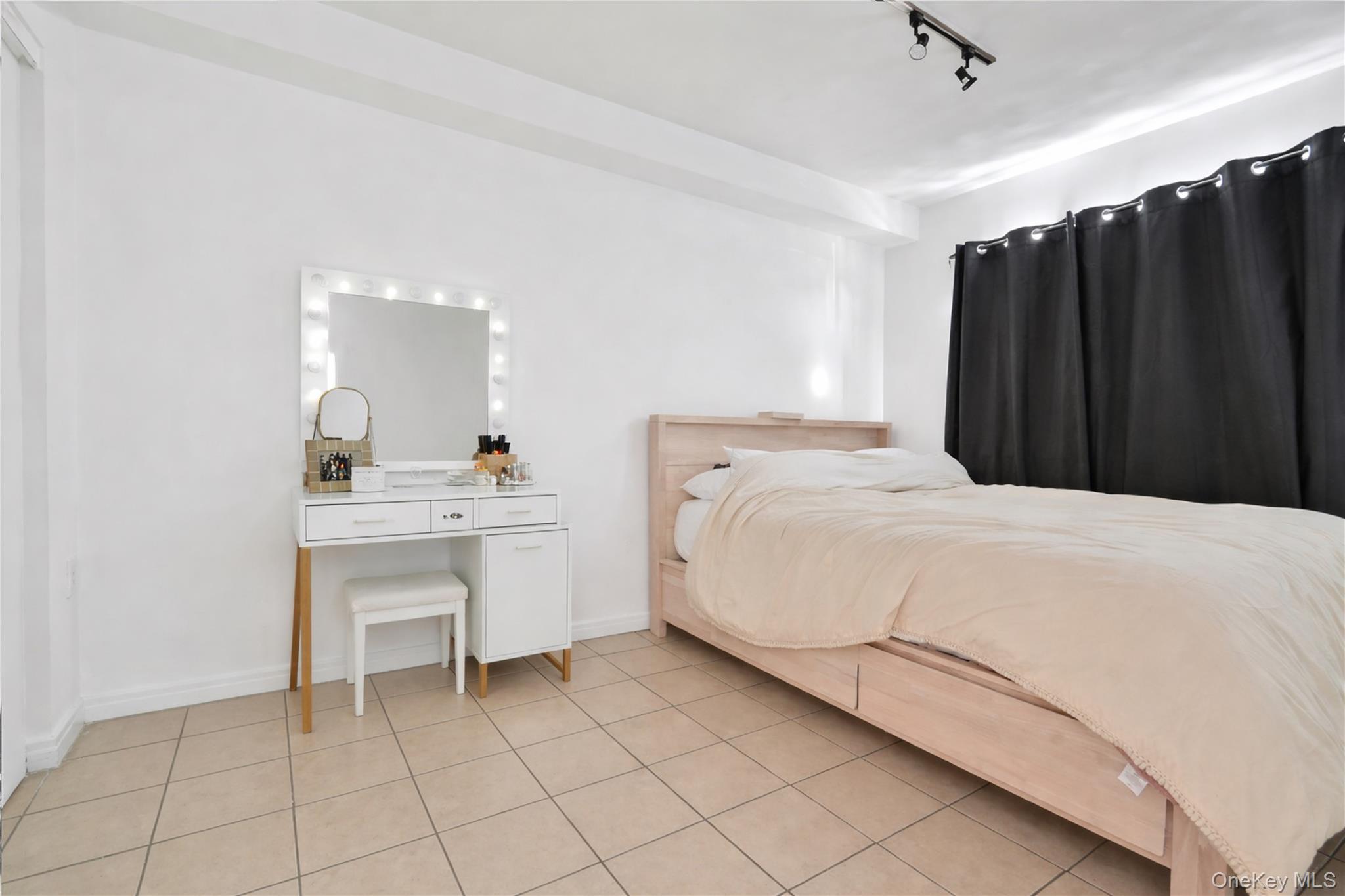 Single Family 10th Queens, NY 11106, MLS-959994-25