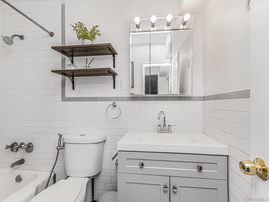 Condo Leverich  Queens, NY 11372, MLS-960040-13