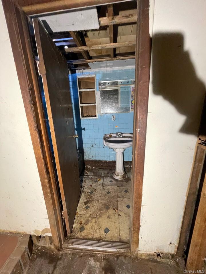 Single Family Peach  Suffolk County, NY 11722, MLS-960101-8