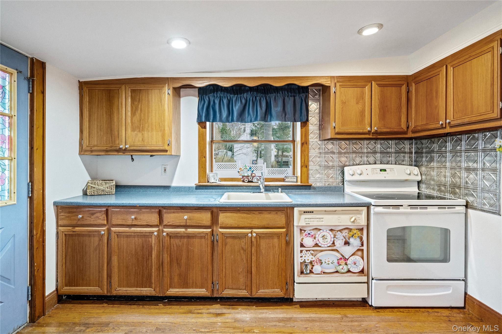 Single Family Lookout  Suffolk County, NY 11789, MLS-960147-8