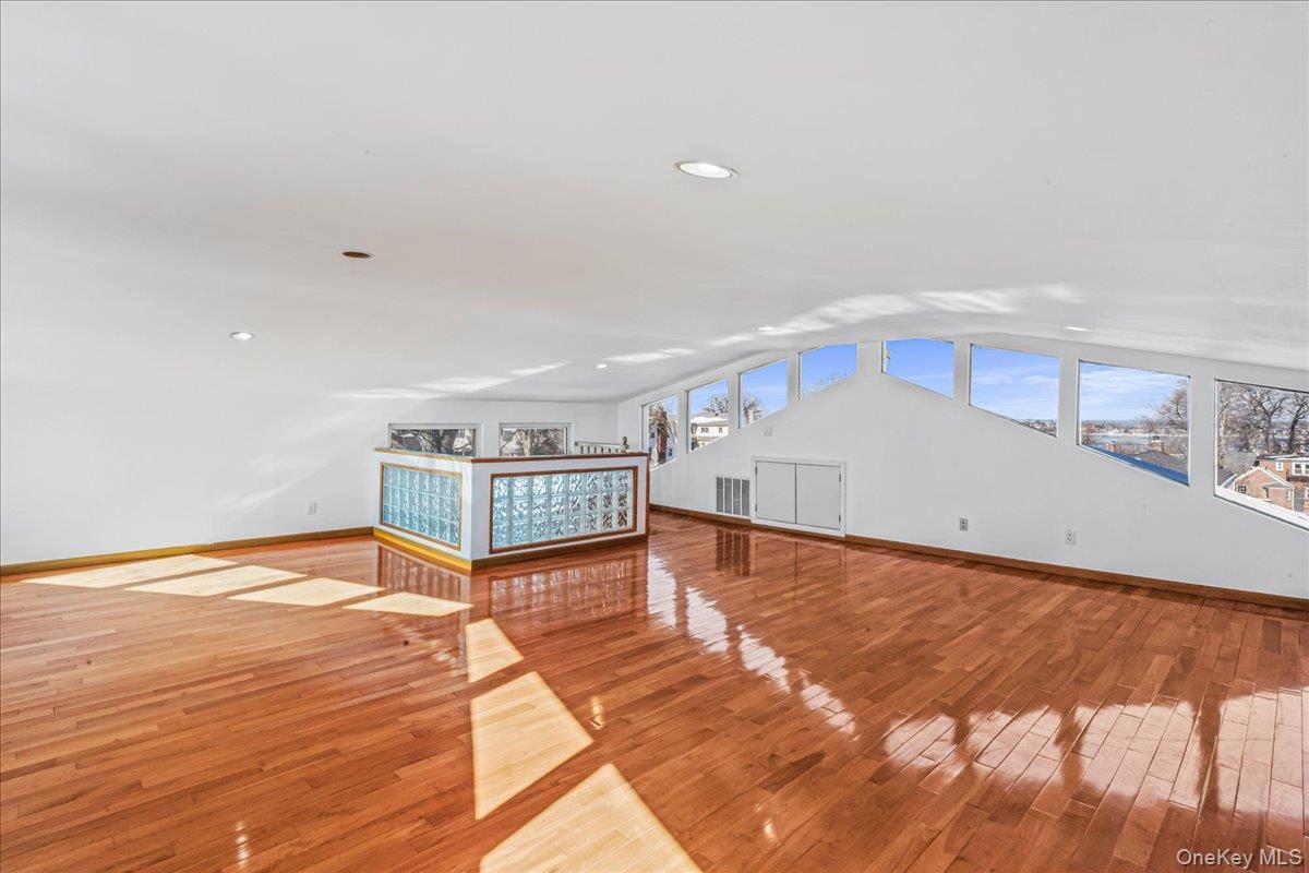 Single Family 9th  Queens, NY 11357, MLS-960348-30