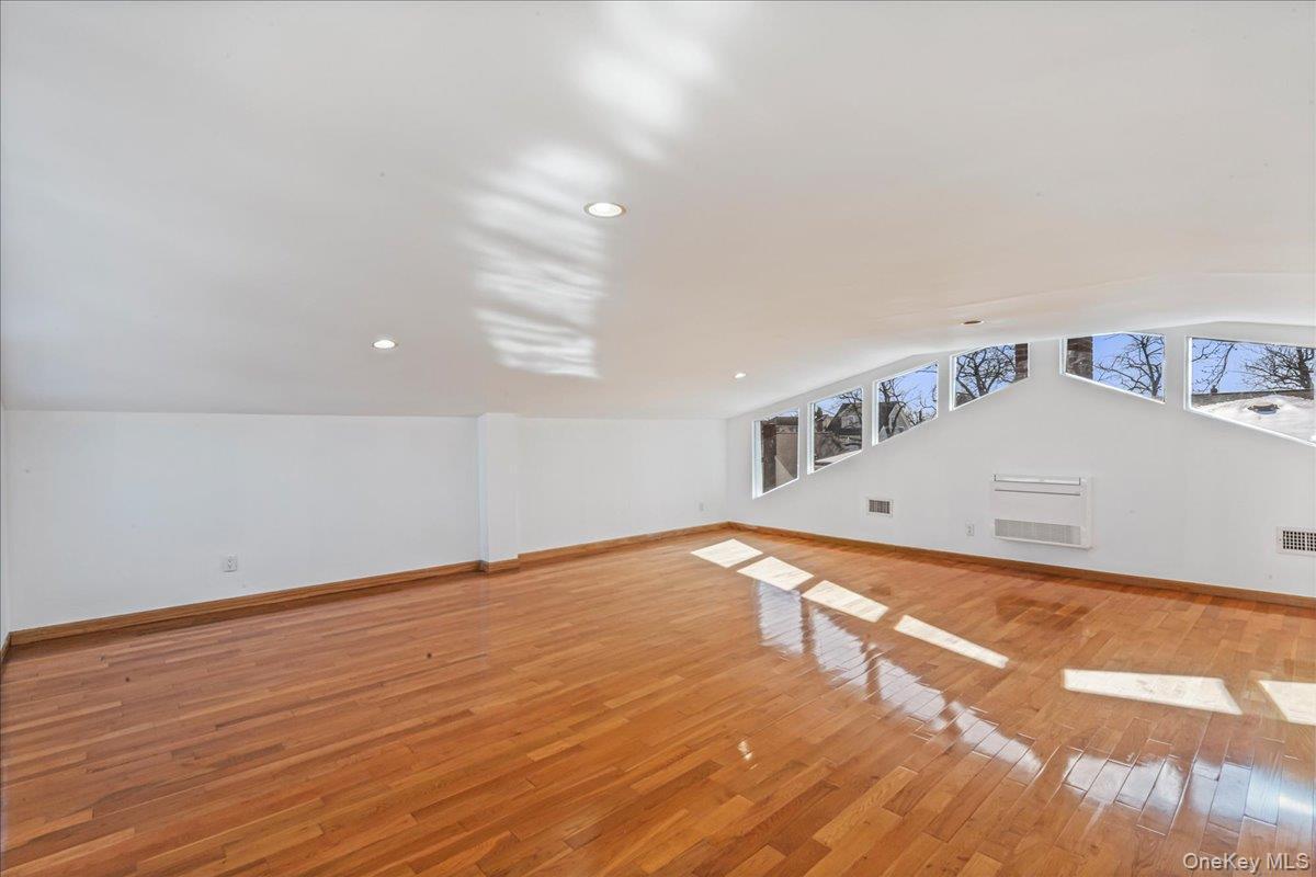 Single Family 9th  Queens, NY 11357, MLS-960348-32